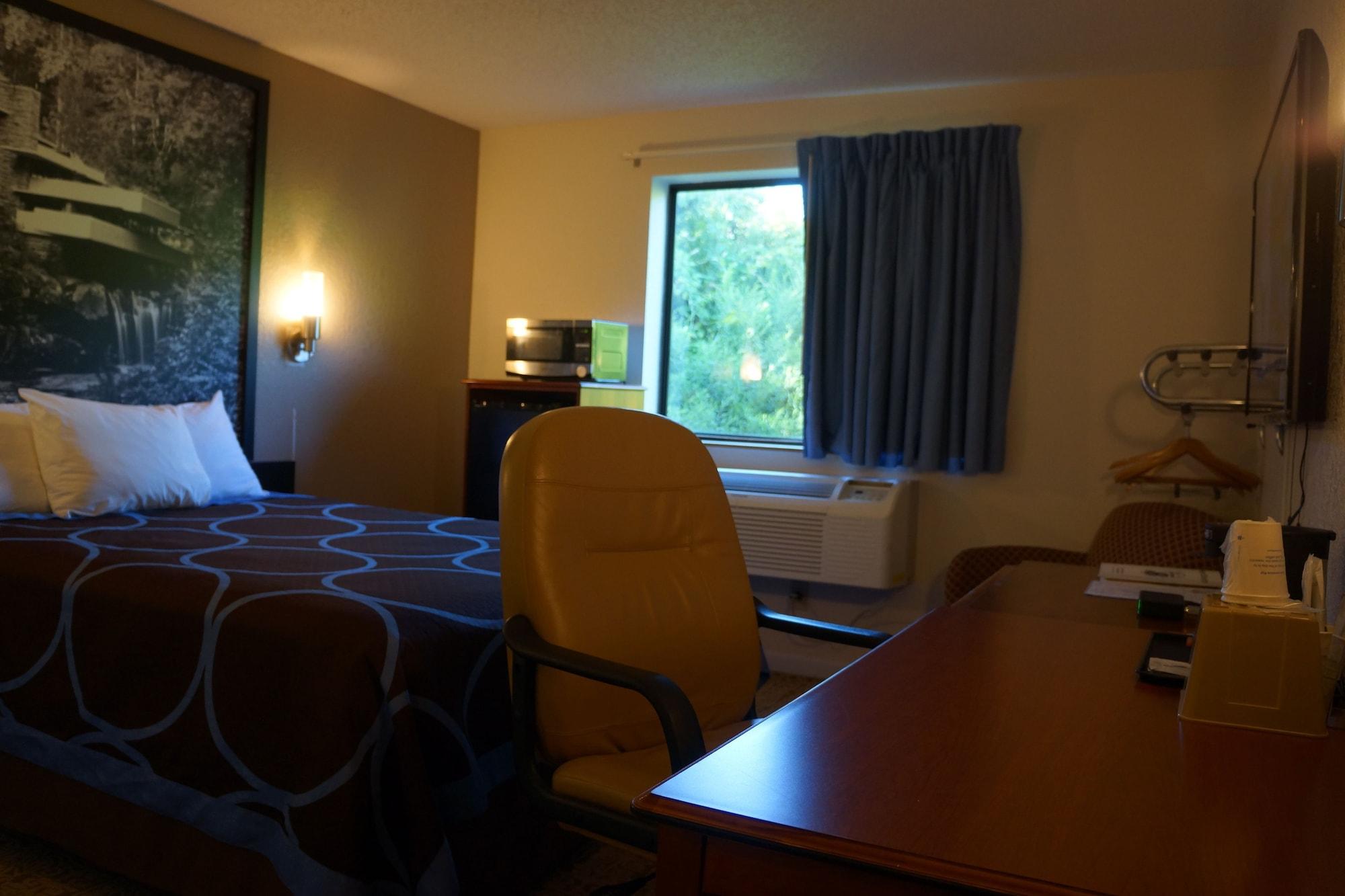 Hotel Super 8 By Wyndham Delmont Zewnętrze zdjęcie