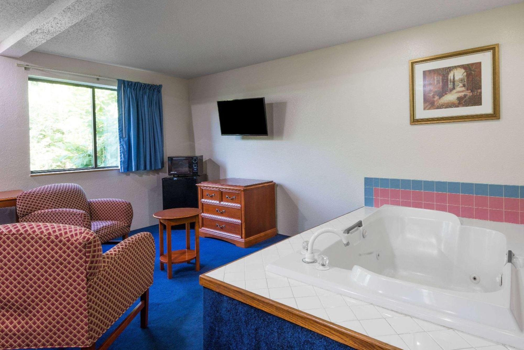 Hotel Super 8 By Wyndham Delmont Zewnętrze zdjęcie